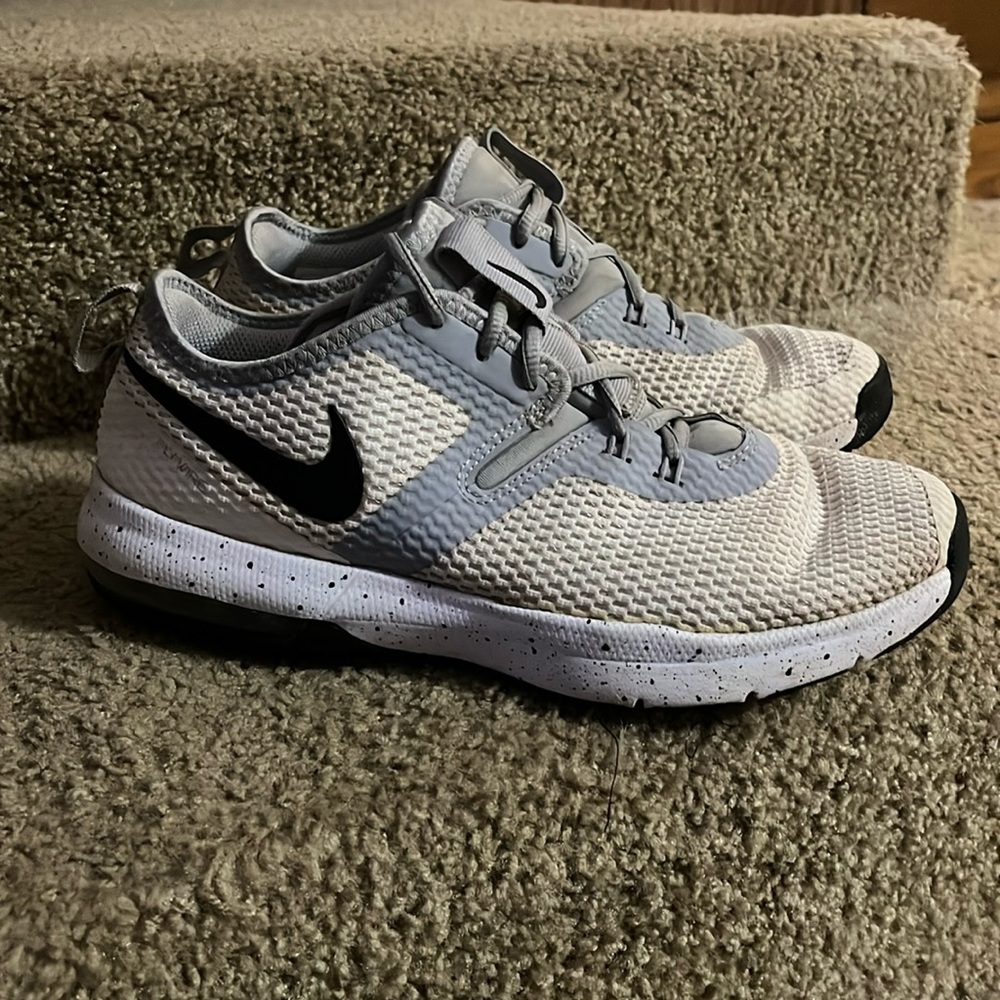 Mens 7.5 white nike flywires